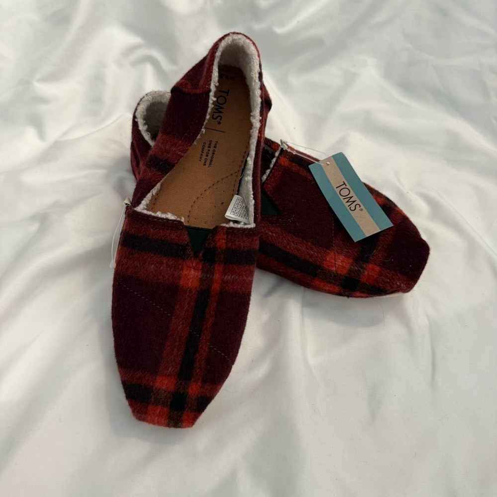 NWT Tom’s Belmont Red Plaid Flats with Faux Shearling